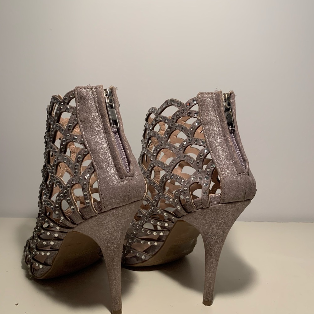 Heel - Picture 2 of 3